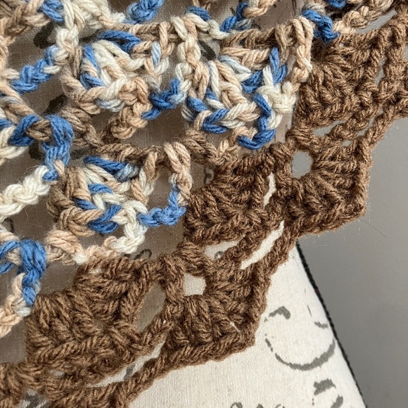 Lovely Hand Crocheted Shawl NWOT - Picture 10 of 10